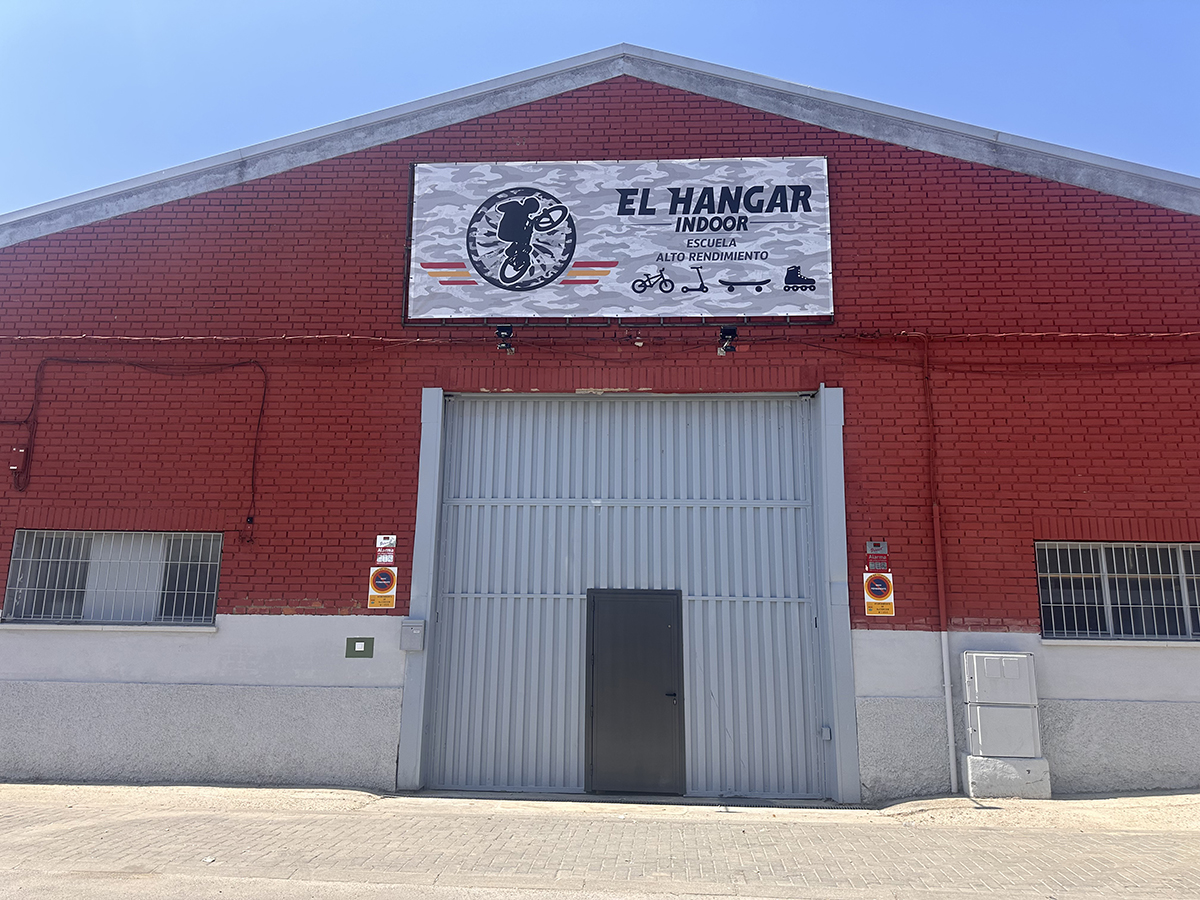 fachada hangar indoor